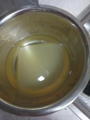 还凉粉适量，切小块备用