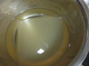 还凉粉适量，切小块备用