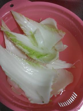 白菜摘洗干净，控干水分