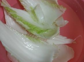 白菜摘洗干净，控干水分