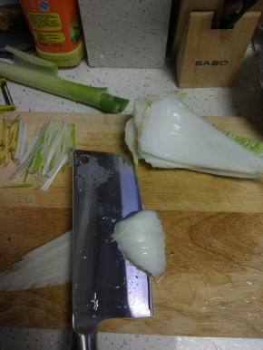 打斜刀片成薄片