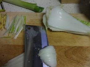 打斜刀片成薄片