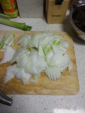 片成片的白菜切小块