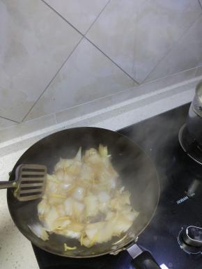 起热锅入油，三成热时下葱姜蒜末爆香，下白菜片翻炒到稍软
