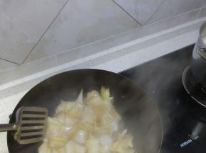 起热锅入油，三成热时下葱姜蒜末爆香，下白菜片翻炒到稍软