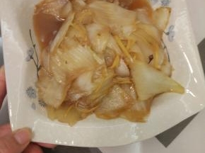 加入适量的醋和冰糖，待锅内的水分炒干即可关火出锅