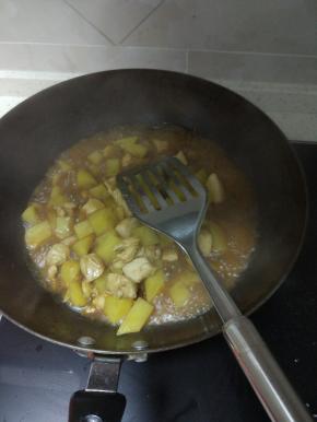 锅内放热油,加入葱姜蒜爆香,加入鸡胸肉翻炒片刻加入土豆