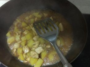 锅内放热油,加入葱姜蒜爆香,加入鸡胸肉翻炒片刻加入土豆