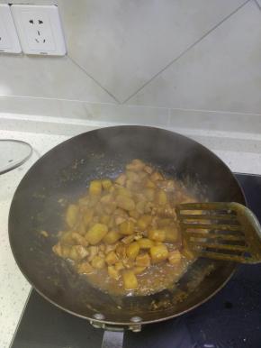 加入酱油适量,盐适量,耗油适量,进行调味，加入适量的开水