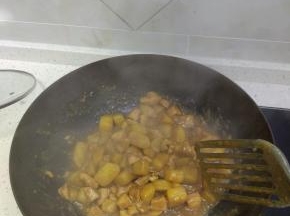 加入酱油适量,盐适量,耗油适量,进行调味，加入适量的开水