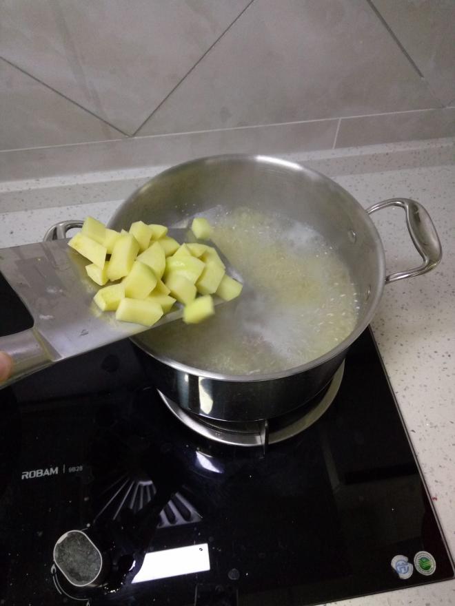 土豆花生小米粥