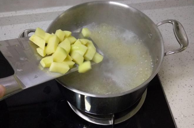 土豆花生小米粥