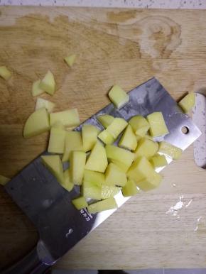 土豆去皮洗净，切成小块