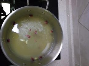 锅内放入淘洗干净的小米，放入花生