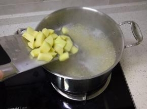 大火烧开加入切好的土豆，再次烧开，转小火二十分钟，土豆煮软