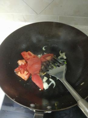 锅内油烧热,从爆香,加入西红柿炒软烂