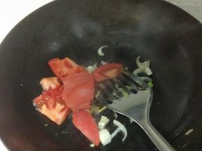 锅内油烧热,从爆香,加入西红柿炒软烂