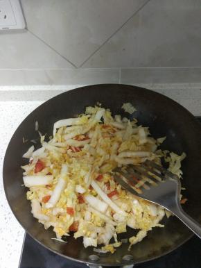 放入白菜帮炒软