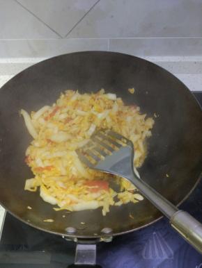 白菜叶放进去,加入适量的调味料