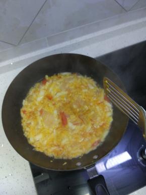 白菜炒软之后加入热水烧开