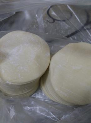 准备好水饺皮。