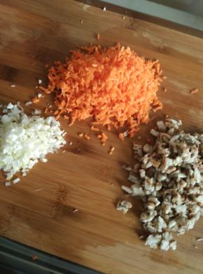 胡萝卜擦成丝状，用刀剁碎。葱切成碎状。肉剁碎