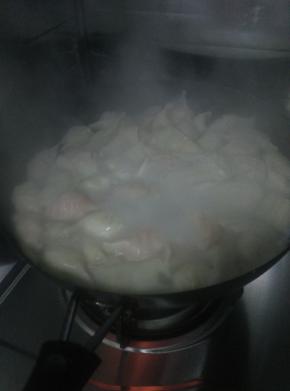 锅内放入适量的水烧开之后，把包好的水饺放入锅中。