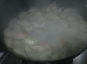 锅内放入适量的水烧开之后，把包好的水饺放入锅中。