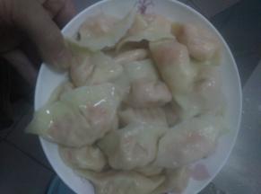 煮几分钟左右水饺熟，出锅。