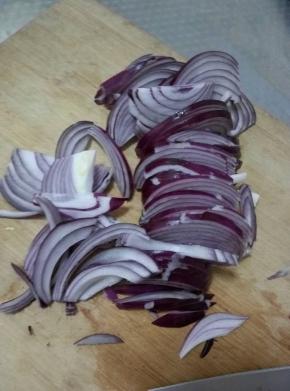 把洋葱洗净切成丝。