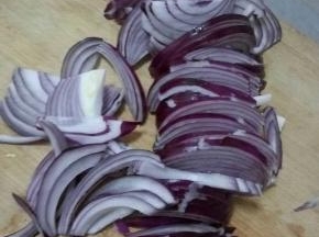 把洋葱洗净切成丝。