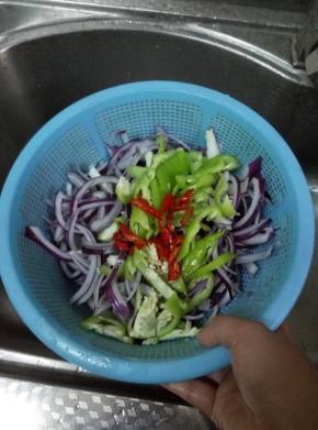 将辣椒切丝和洋葱放一起。