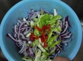将辣椒切丝和洋葱放一起。