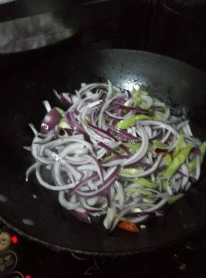 锅中放适量油，把洋葱辣椒，适量加点酱油翻炒。