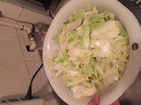 把白菜清洗干净切好，放入筐中。