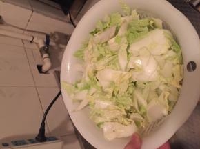 把白菜清洗干净切好，放入筐中。