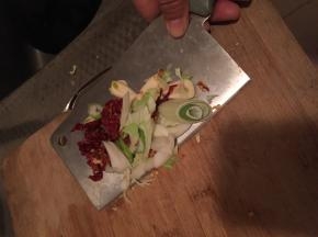 切好葱、蒜、辣椒。