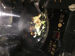 等油熬热将葱、蒜、辣椒放油锅炒出香味。