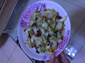 把白菜炒至发软，适量加入醋，盛出即可。