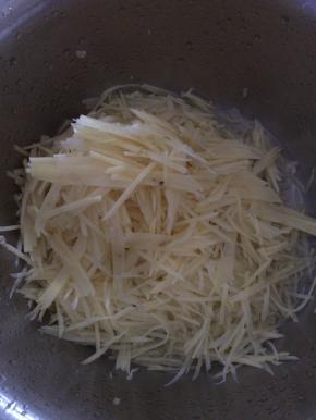 土豆清洗干净削皮。切成丝状