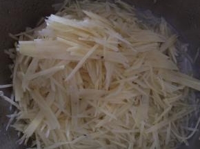 土豆清洗干净削皮。切成丝状