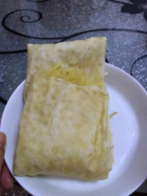 炒好的土豆丝放入饼中卷好即可。