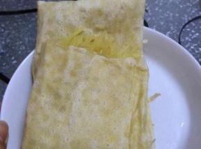 炒好的土豆丝放入饼中卷好即可。