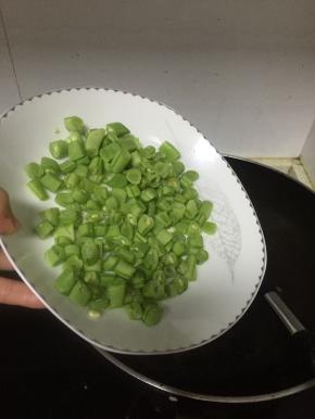 倒入豆角，翻炒2-3分钟，至变软