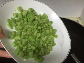 倒入豆角，翻炒2-3分钟，至变软