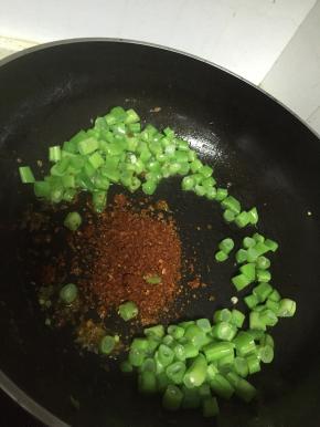 放入辣椒粉，继续翻炒，3-5分钟