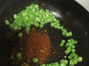 放入辣椒粉，继续翻炒，3-5分钟