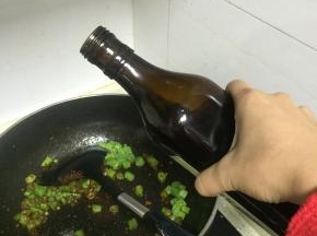 再依次加入少许料酒、鲜酱油和少许盐，翻炒3-5分钟