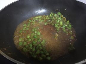 加入少量水，微煮至水滚