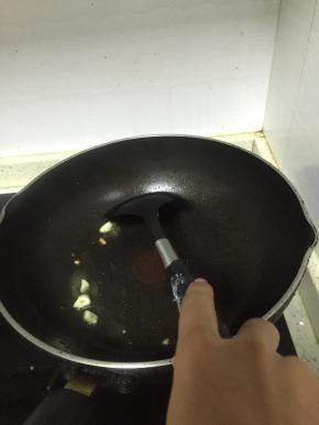 锅里倒入橄榄油，加热，放入蒜爆香
